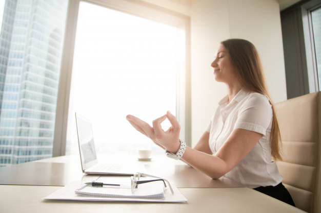 calma pacifica empresaria praticando ioga no trabalho meditando no escritorio 1163 4290 - Você tem o hábito de reclamar?