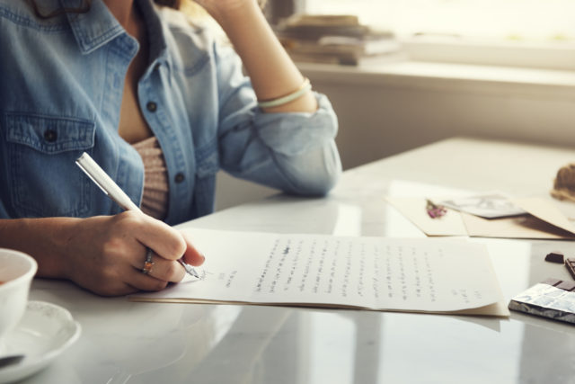 caucasian woman writing a letter 640x427 - Manifeste todos seus sonhos e desejos em 5 dias